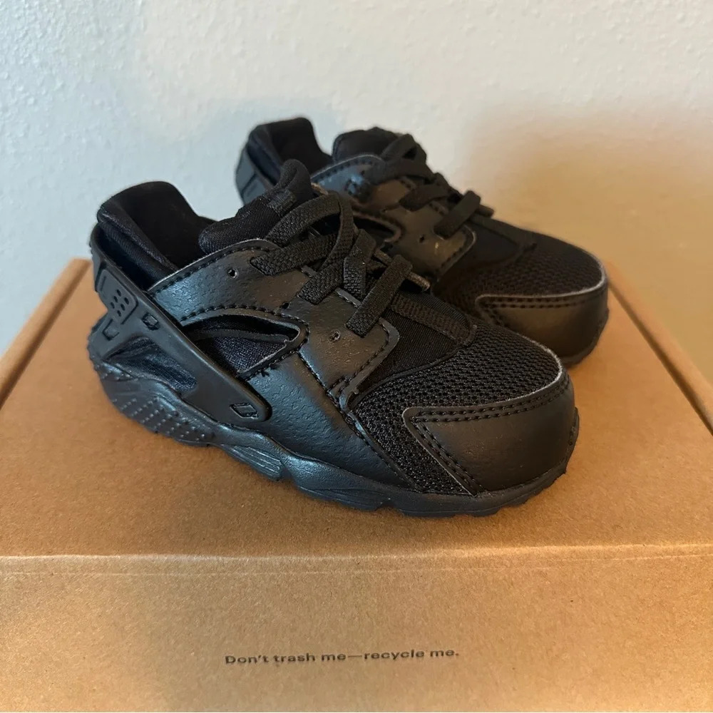 Toddler Nike Huarache Run Sneakers. Black Shoes. Size 7C. Excellent Condition.